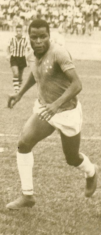 Massinha trocou o Cruzeiro pelo Vasco em março de 1964, conforme destacou, à época, o jornal Estado de Minas. O valor da negociação foi de 15 milhões de cruzeiros. Em 1966, o lateral-direito retornou ao clube celeste, pelo qual jogou 234 partidas. Nascido em São José do Rio Pardo no dia 7 de setembro de 1939, Benedito Aparecido dos Santos também atuou pela Caldense e representou a Seleção Brasileira na Copa América de 1963.