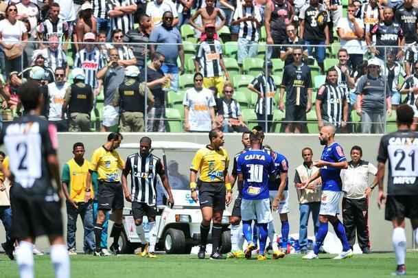 Imagens de lances do clssico mineiro realizado neste domingo, no Horto