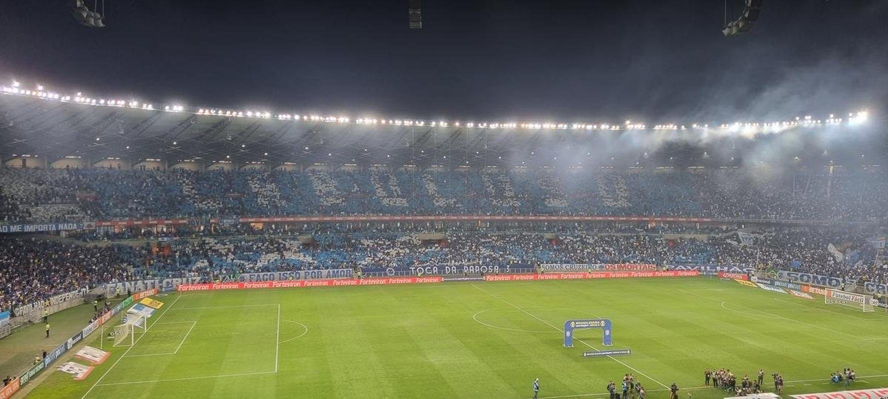 Cabuloso: torcida do Cruzeiro promove mosaico 3D com Ronaldo no Mineiro