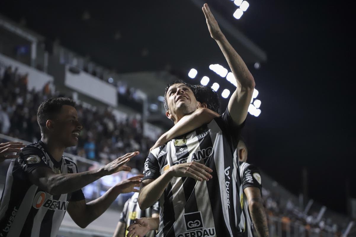 Fotos do jogo entre Santos e Atltico na Vila Belmiro, em Santos, pela 30 rodada do Campeonato Brasileiro