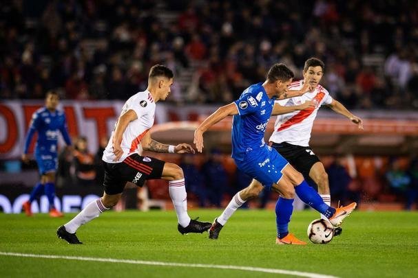 Fotos do primeiro tempo do duelo entre River Plate e Cruzeiro, no Monumental de Nez, em Buenos Aires, pela ida das oitavas de final da Copa Libertadores