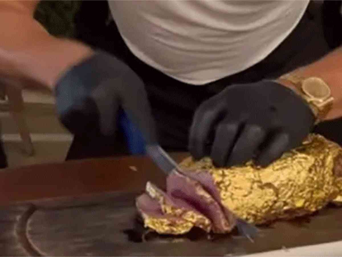 Craques da seleção comem carne folheada a ouro 24 quilates que