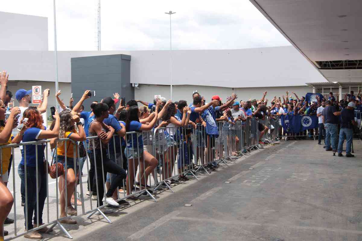 Depois de vencer o Corinthians por 2 a 1, em São Paulo, e conquistar o hexa da Copa do Brasil, jogadores do Cruzeiro foram recebidos com muita festa no Aeroporto de Confins, na Grande Belo Horizonte