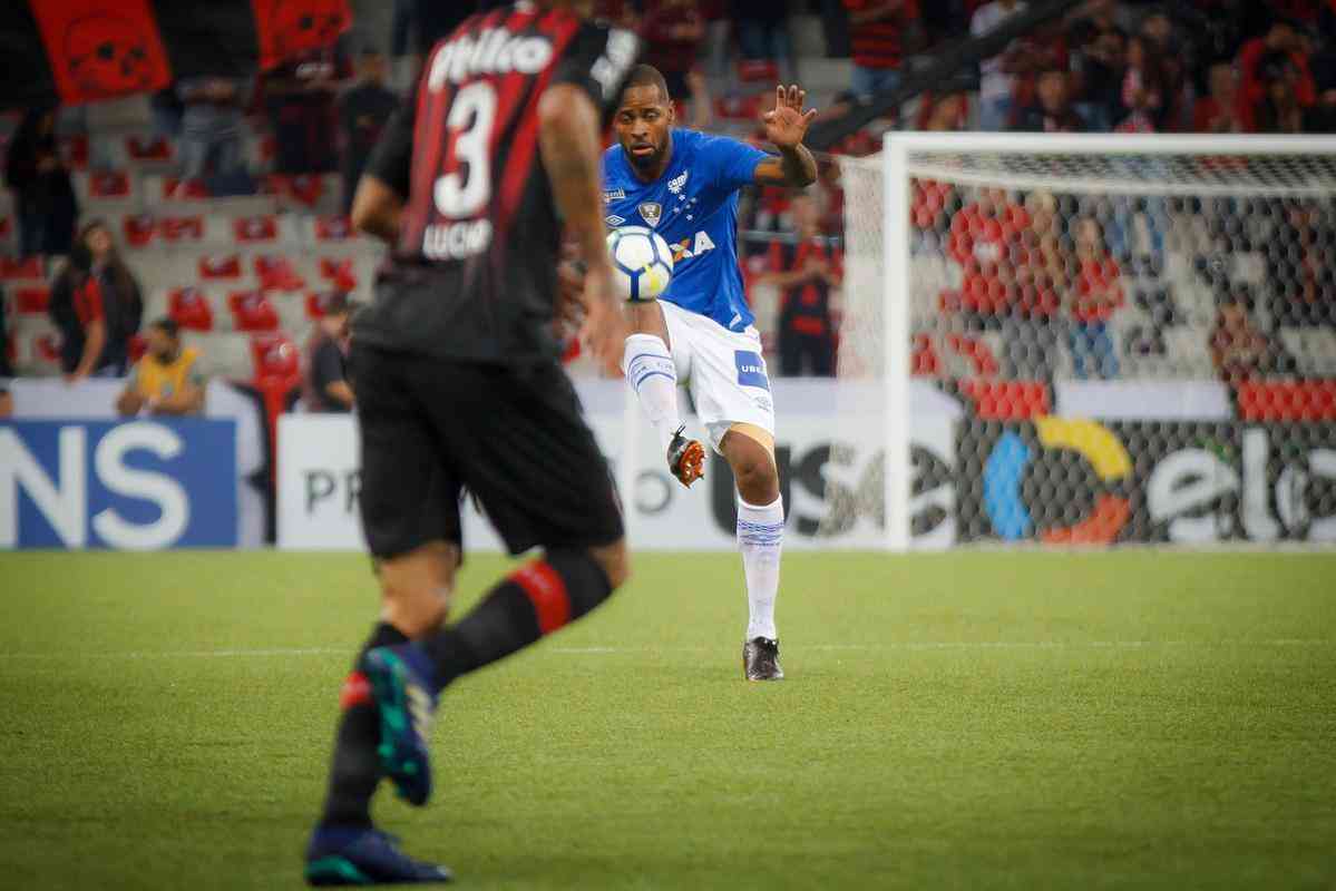 Cruzeiro e Atltico-PR se enfrentaram na noite desta quarta-feira, em Curitiba