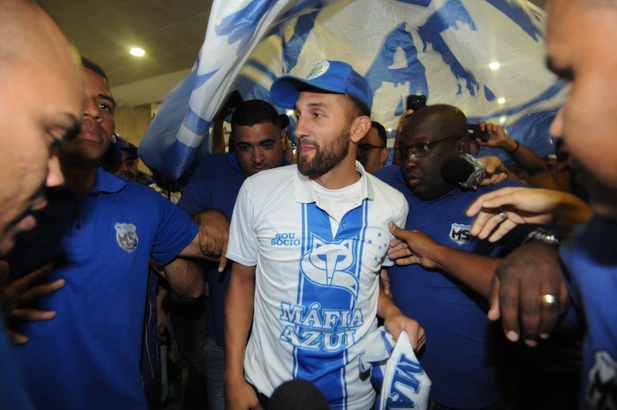 Atacante argentino Barcos foi recebido por dezenas de torcedores do Cruzeiro no aeroporto de Confins, na Grande Belo Horizonte. Jogador de 34 anos assinou vnculo com o clube mineiro por uma temporada