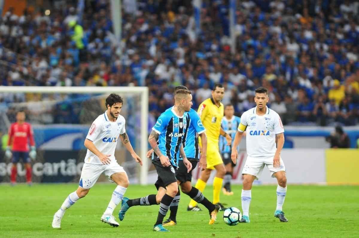 Fotos do primeiro tempo do duelo entre Cruzeiro e Grmio, no Mineiro, pela semifinal da Copa do Brasil