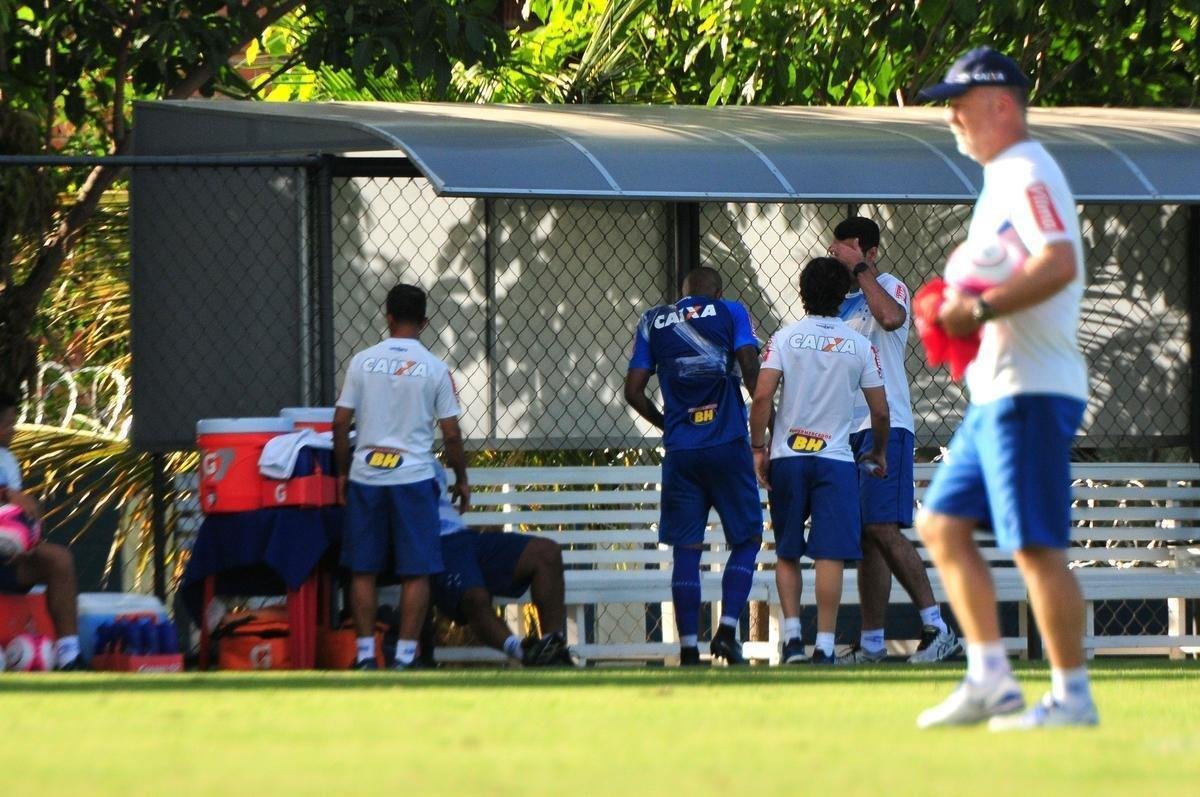 Sem Thiago Neves, que est com desgaste na panturrilha, Mano Menezes escalou o time titular do Cruzeiro no coletivo com Fbio; Lucas Romero, Leo, Murilo e Egdio; Henrique e Ariel Cabral; Robinho, Arrascaeta e Rafinha; Fred. Os reservas atuaram com Rafael; Arthur, Digo, Manoel e Marcelo Hermes; Lucas Silva, Nonoca e Bruno Silva; Rafael Marques, Rafael Sobis e Judivan