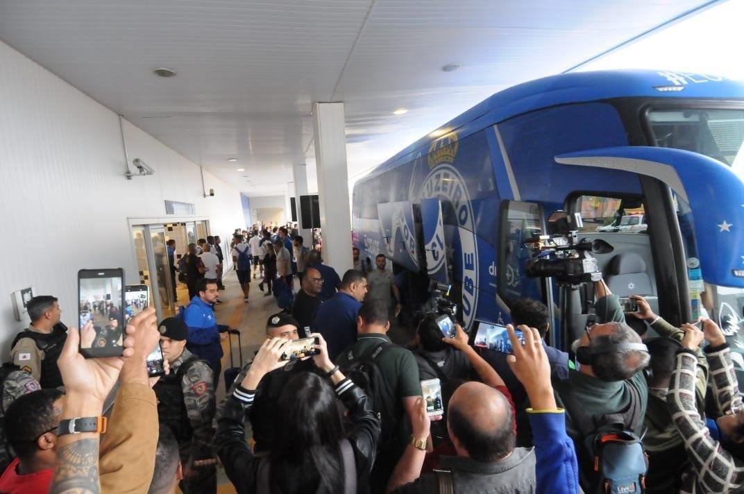 No desembarque do Cruzeiro em Confins, aps o jogo contra o Cear, tcnico Rogrio Ceni foi ovacionado por torcedores presentes no aeroporto. J o meia Thiago Neves, apontado como piv do atrito com o tcnico, foi criticado. Assim como treinador, goleiro Fbio foi ovacionado pelos cruzeirenses na chegada.