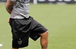 Tardelli treina com bola na Cidade do Galo