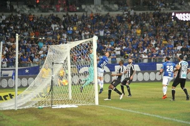 Fotos de Cruzeiro x Cear, no Mineiro, em jogo atrasado da 27 rodada do Brasileiro