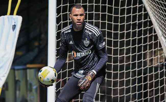 Goleiro Everson  um dos pendurados do Atltico