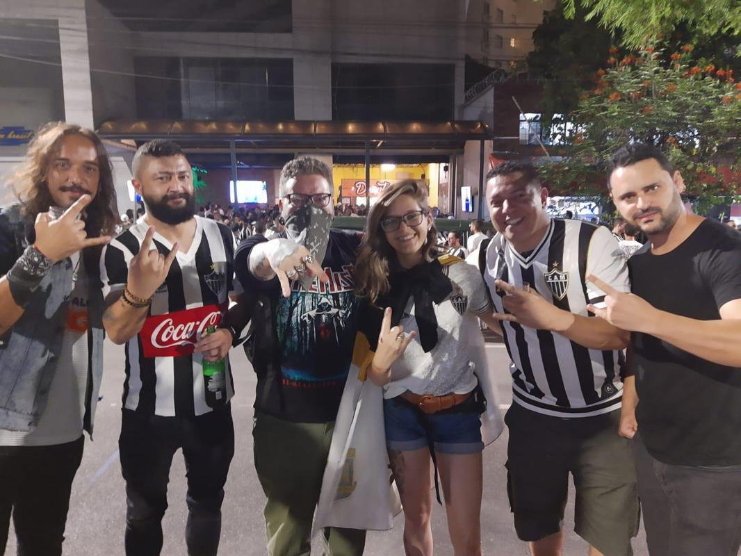 Nesta quinta-feira (2), torcedores do Atltico lotaram os bares de BH para acompanhar Bahia x Galo, jogo adiado da 32 rodada do Campeonato Brasileiro. Na imagem, Devotos Bar.