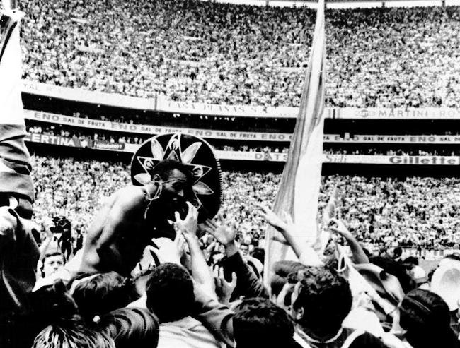 Pelé sendo carregado por torcedores que comemoram a conquista da Copa do Mundo de 1970 no Estádio Azteca. Seleção venceu a Itália por 4 a 1 na decisão