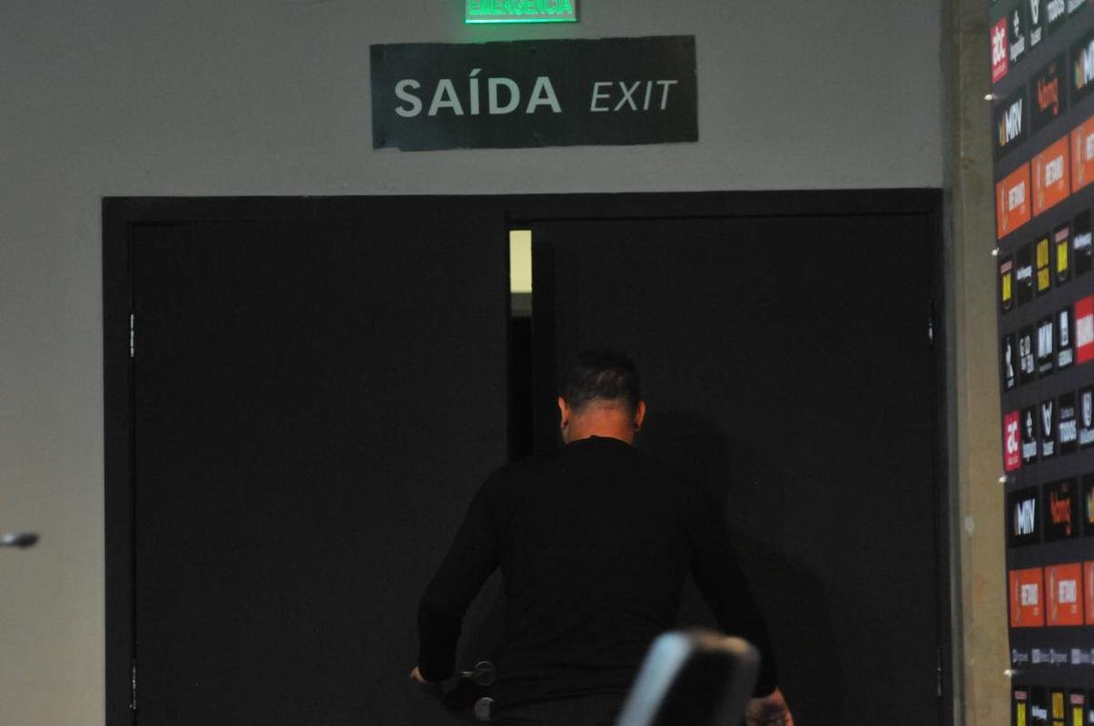 As reaes do tcnico do Atltico, Turco Mohamed, durante a entrevista coletiva, no Mineiro, aps o empate com o Santos