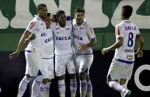 Cruzeiro visitou a Chape na Arena Cond e arrancou vitria por 2 a 1 pelo Brasileiro