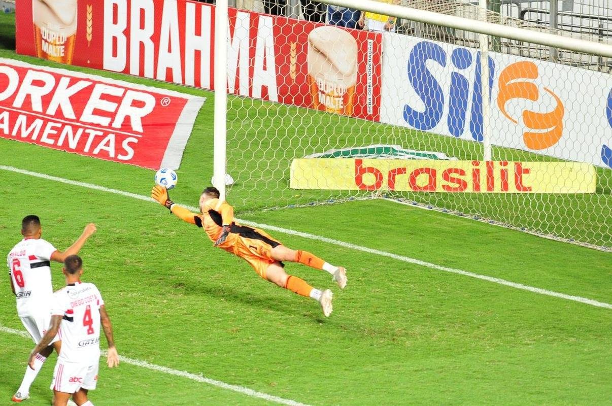 Ademir marcou dois gols na etapa final e colocou o Amrica em vatagem: 2 a 0