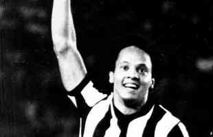 2 Reinaldo - 16 gols (1973 a 1985)