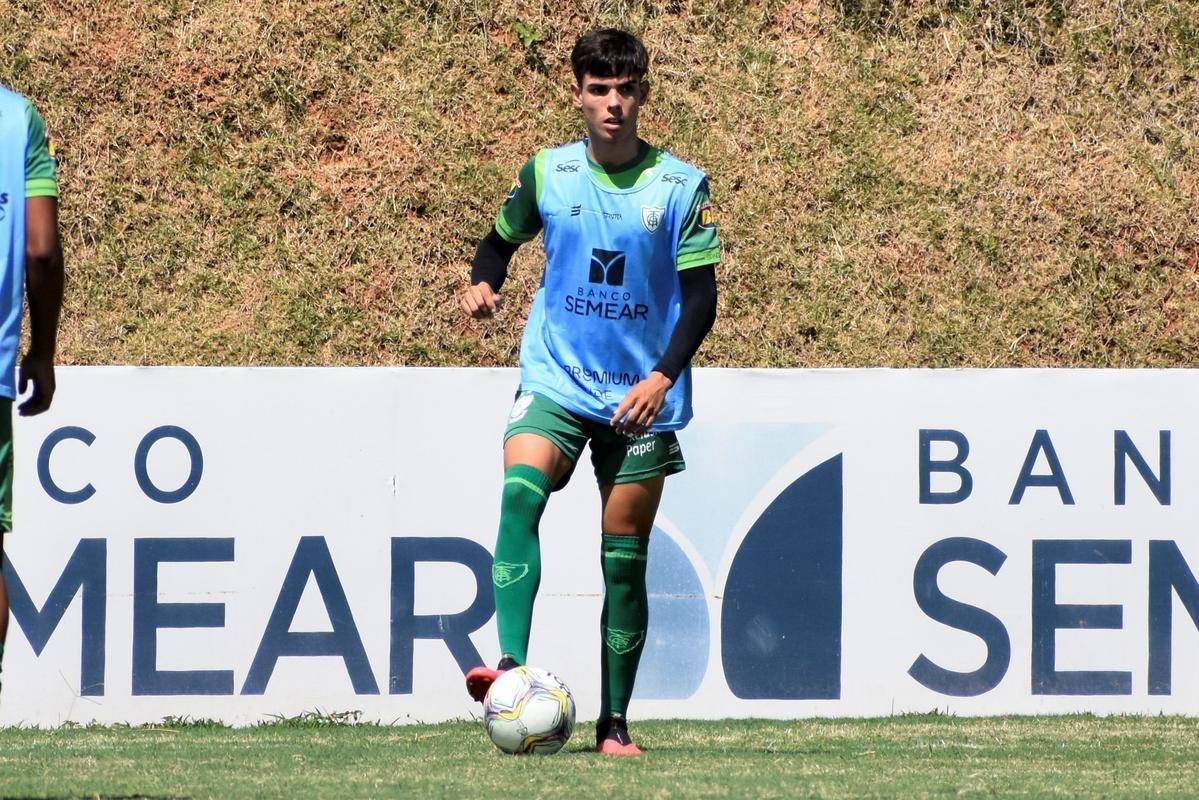 O Amrica segue com treinos preparatrios para a disputa do Campeonato Mineiro 2021. Comandados pelo auxiliar tcnico Mrcio Hahn, jogadores da base americana - e tambm os que tiveram menos oportunidades na temporada 2020 - realizam atividades voltadas ao Estadual.