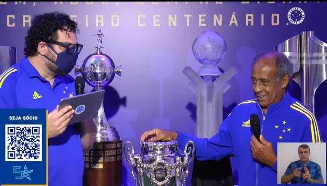 Cruzeiro lanou oficialmente sua nova camisa do ano do centenrio nesta quinta-feira com a presena do dolo histrico Dirceu Lopes e apresentao de Gustavo Nolasco, colunista do Superesportes e do Estado de Minas. Na foto, a camisa polo de viagem e o novo agasalho.