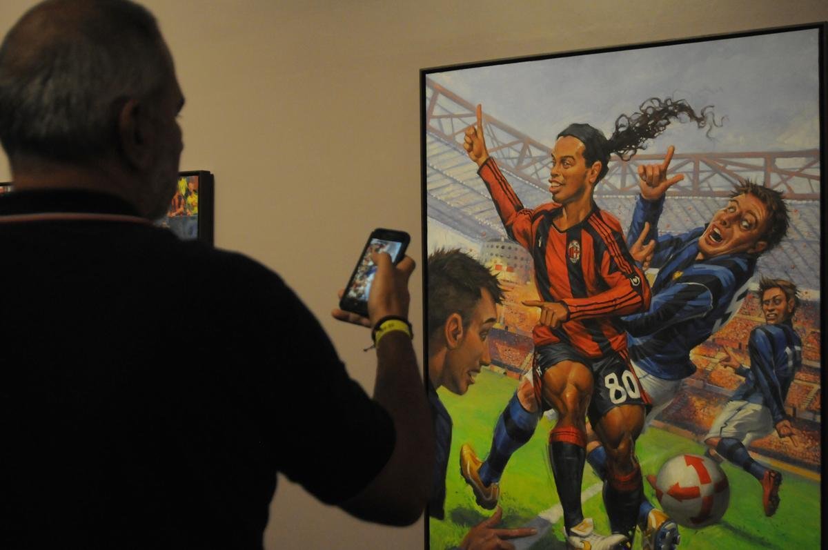 Ronaldinho Gacho lanou nesta tera-feira, no Mineiro, a exposio 'Fragmentos de um gacho', do artista Camaleo; astro ainda entrou para a Calada da Fama do estdio, em Belo Horizonte.