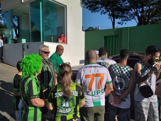 Torcedores americanos fizeram protesto e abordaram os jogadores na porta do CT Lanna Drumond