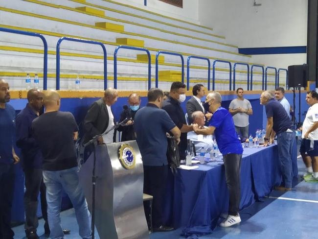 Ronaldo compareceu  votao da venda da SAF do Cruzeiro no Barro Preto e foi muito assediado por conselheiros do clube