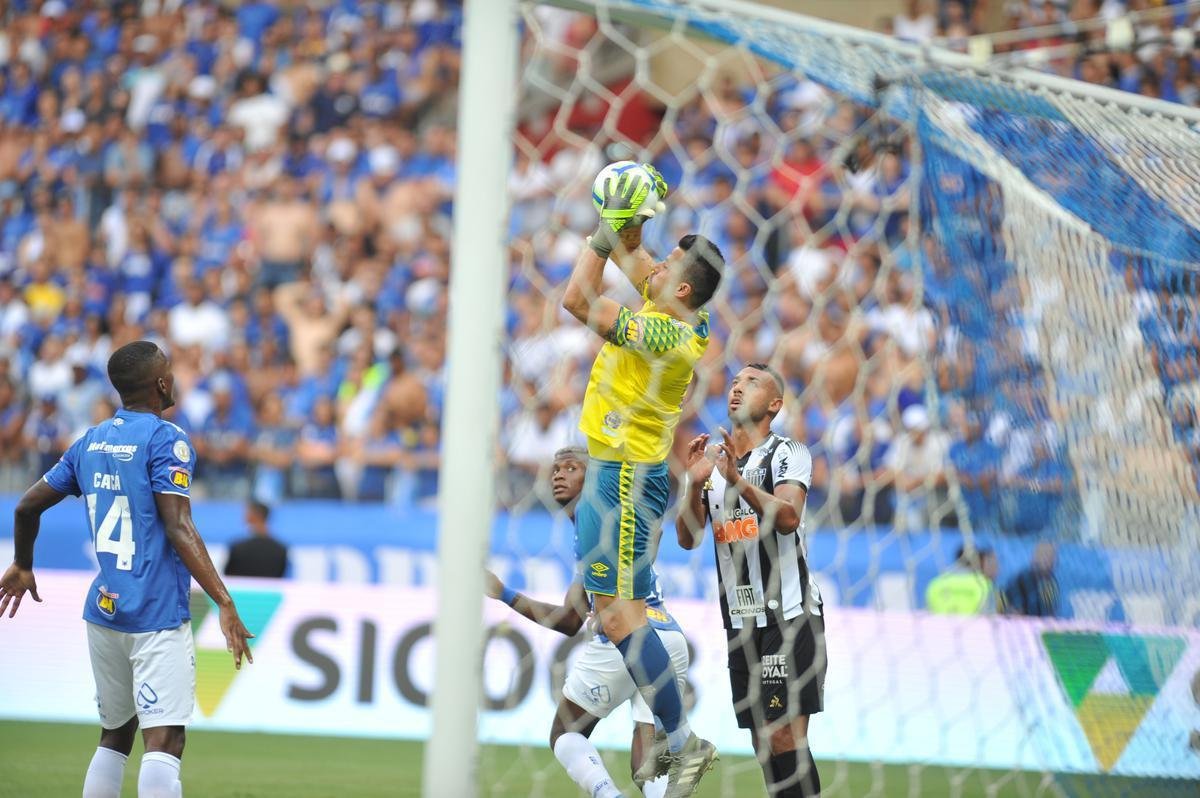 Fotos do primeiro tempo do clssico entre Cruzeiro e Atltico, no Mineiro, pelo Brasileiro