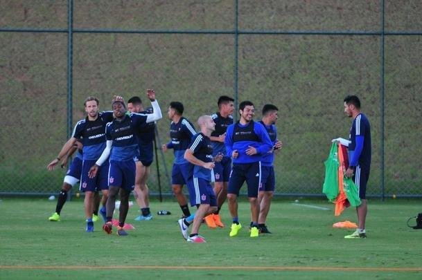 Elenco da Universidad de Chile treinou nesta tera-feira  tarde na Cidade do Galo, em Vespasiano. Time chileno se prepara para enfrentar o Cruzeiro na quinta, s 19h15, no Mineiro, pela Copa Libertadores. Tcnico Angel Guillermo Hoyos ter retornos do zagueiro Jara e do lateral-esquerdo Beausejour