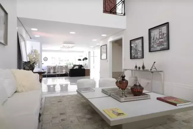 Imagens da manso em So Paulo que est  venda pelo atacante Luiz Adriano, do Internacional