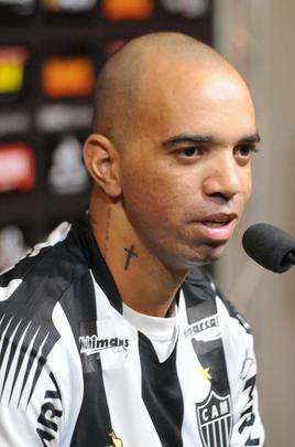 Diego Tardelli foi apresentado pelo diretor de futebol do Atlético, Rui Costa, neste domingo, antes do jogo contra a Caldense