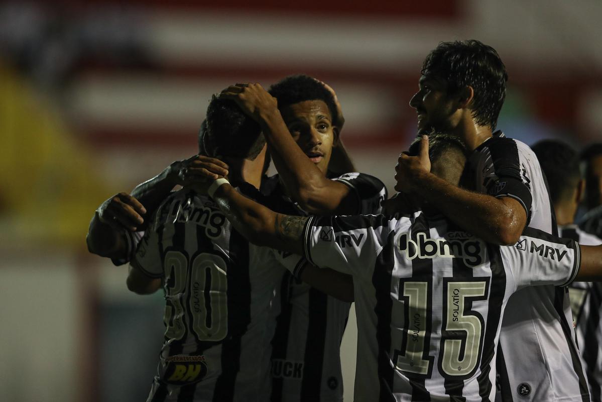 Tombense e Atlético se enfrentaram nesta quinta-feira (4), em partida válida pela 2ª rodada do Campeonato Mineiro. O confronto foi realizado no Estádio Antônio Guimarães de Almeida, em Tombos. No primeiro tempo, uma queda de energia paralisou a partida por cerca de 20 minutos.