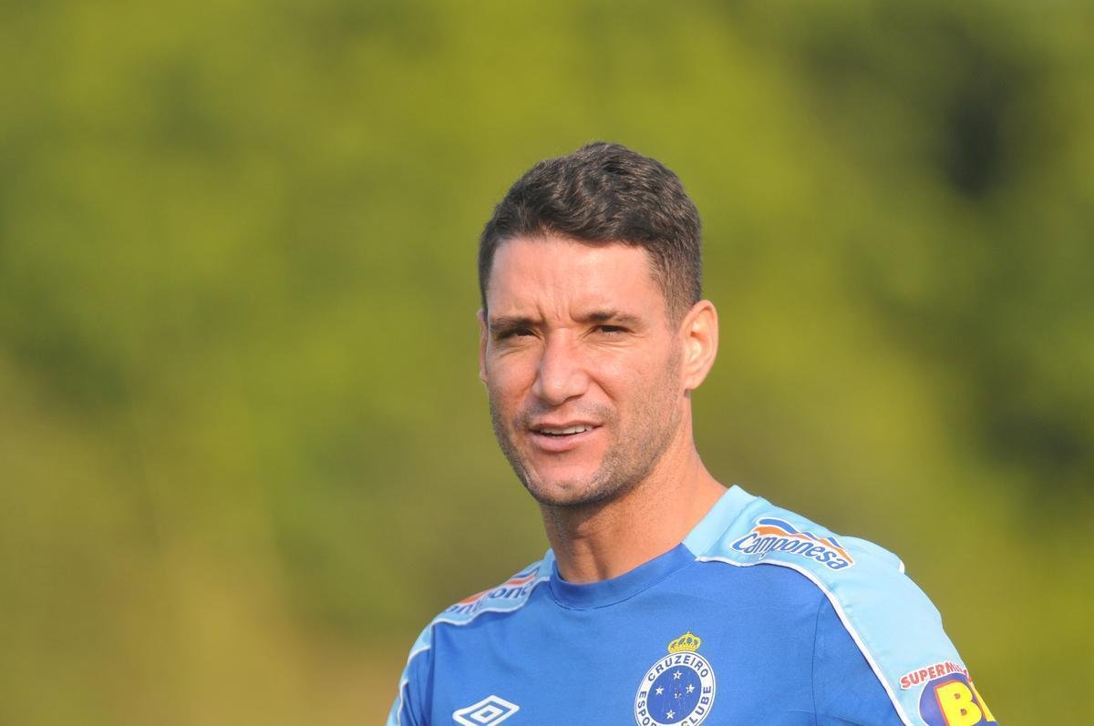 Fotos do primeiro treino de Abel Braga na Toca da Raposa II. Tcnico foi apresentado pelo Cruzeiro neste sbado e dirigir a equipe na segunda, s 20h, diante do Gois, no Serra Dourada, pela 22 rodada do Campeonato Brasileiro