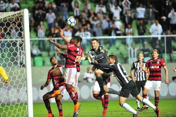 Galo pressionou no segundo tempo, mas levou gol em contragolpe: verton Ribeiro fez aps passe de Vincius Jnior: 1 a 0 Flamengo
