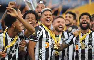 Jogadores do Atltico erguem a taa de campeo da Supercopa do Brasil na Arena Pantanal, em Cuiab