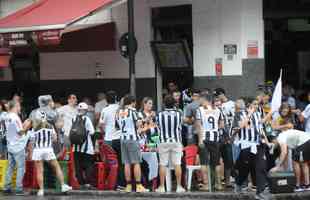 Nesta quinta-feira (2), torcedores do Atltico lotaram os bares de BH para acompanhar Bahia x Galo, jogo adiado da 32 rodada do Campeonato Brasileiro. Na imagem, Bar do Salomo, na Rua do Ouro.