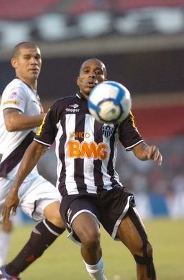 Carlos Alberto - Contratado em 2009, o volante atuou v�rias vezes na temporada 2009 e 2010 como lateral-direito