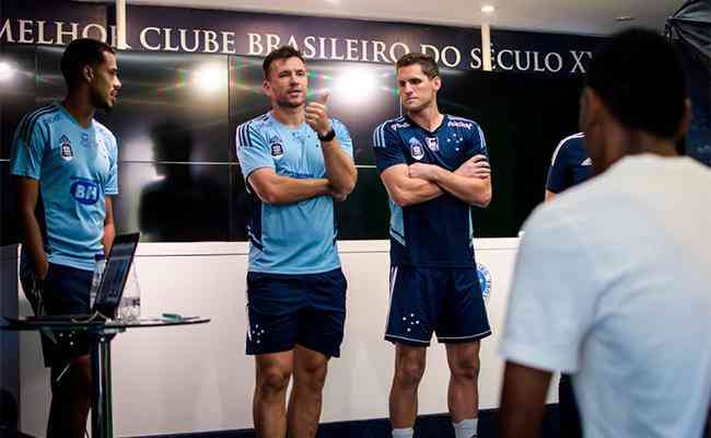 Oliveira, Brock e Rafael Cabral conversam com jovens atletas do Cruzeiro na Toca II