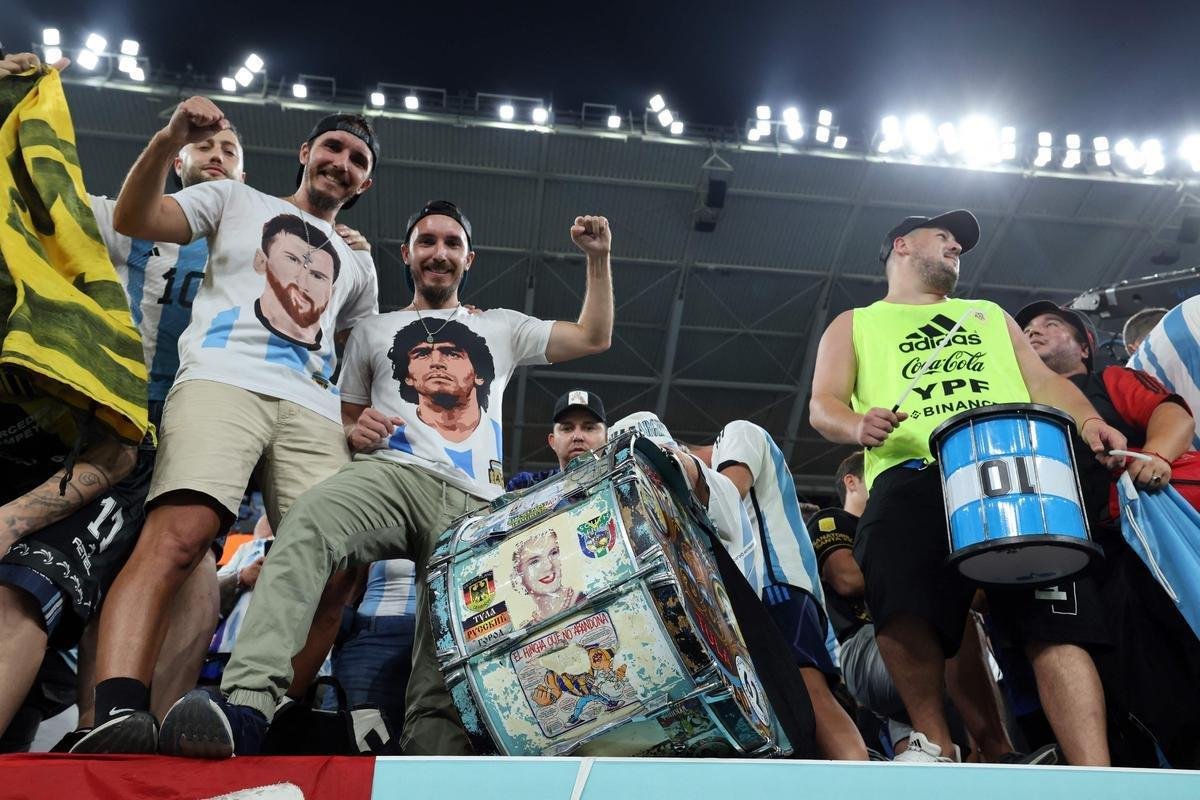 Fotos das torcidas de Argentina e Polnia durante jogo entre as duas selees pelo Grupo C da Copa do Mundo, no Estdio 974, em Doha, no Catar