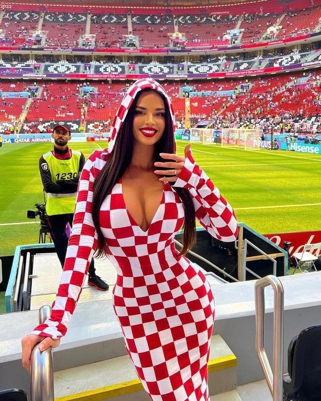 Fotos da modelo croata Ivana Knoll, ex-miss do pas, que viralizou durante a Copa do Mundo de 2022, no Catar