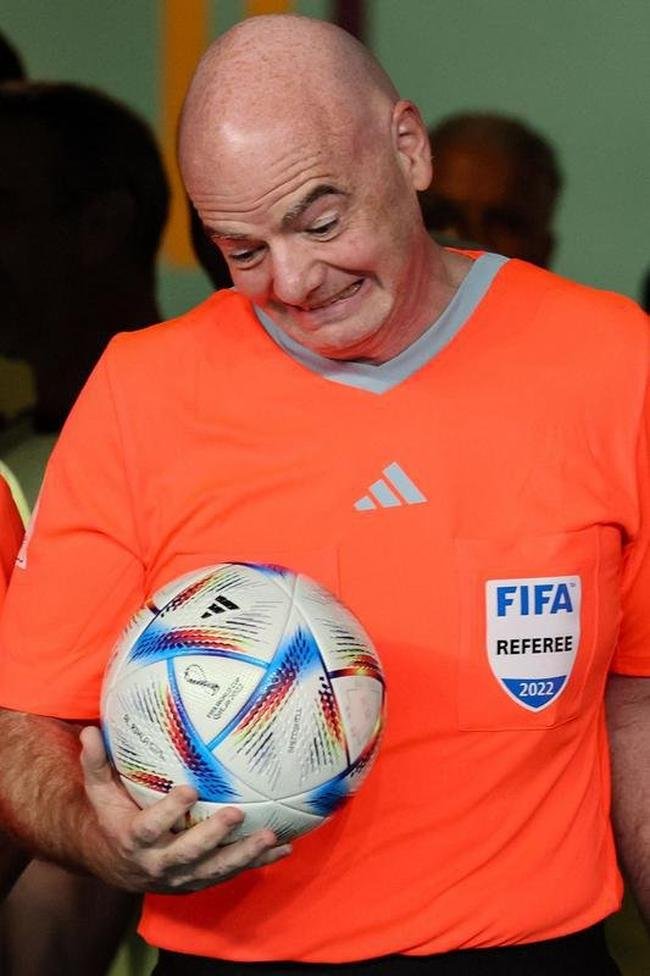 Jogo festivo entre lendas das Copas do Mundo reuniu �dolos do futebol como Materazzi, Essien, Michel Salgado, Seedorf, Jorge Campos, Terry, Del Piero, Vieri, Makelele, Deco, Zanetti, Batistuta, Mario Kempes, Cafu e Roberto Carlos no Est�dio Al Thumama e teve presidente da Fifa Gianni Infantino como �rbitro