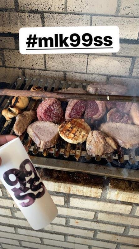 O atacante Sass aproveitou o domingo para fazer um churrasco com a famlia