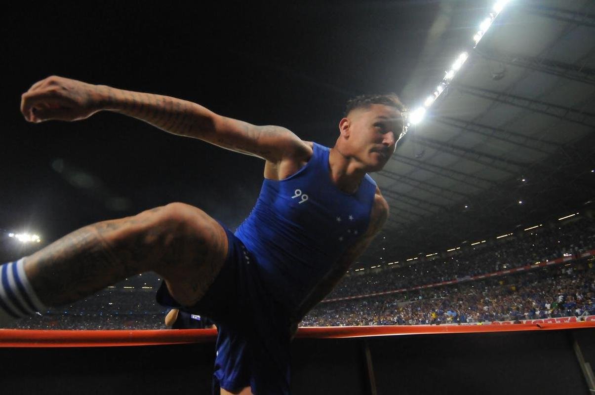 Fotos da grande festa da torcida e do time do Cruzeiro aps a vitria sobre o Operrio, por 1 a 0, que aproximou o time celeste do acesso  Srie A
