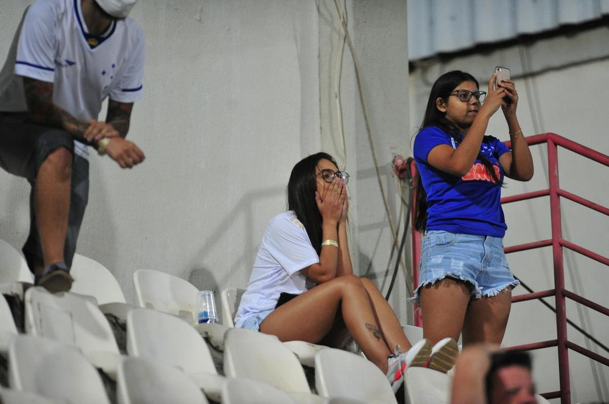 Torcida do Cruzeiro vai da euforia  decepo na Arena do Jacar no empate por 1 a 1 com o Operrio. Time azul saiu na frente, com gol de Claudinho. Depois, Paulo Srgio empatou, de pnalti, para os paranaenses. No fim, o gol da vitria, de Marcelo Moreno, foi anulado pelo VAR.