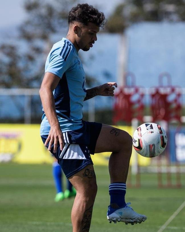 Fotos do treino do Cruzeiro nesta quinta-feira (4), na Toca da Raposa II, em Belo Horizonte. Time celeste enfrentar o Tombense no sbado, s 19h, no Mineiro, pela Srie B.
