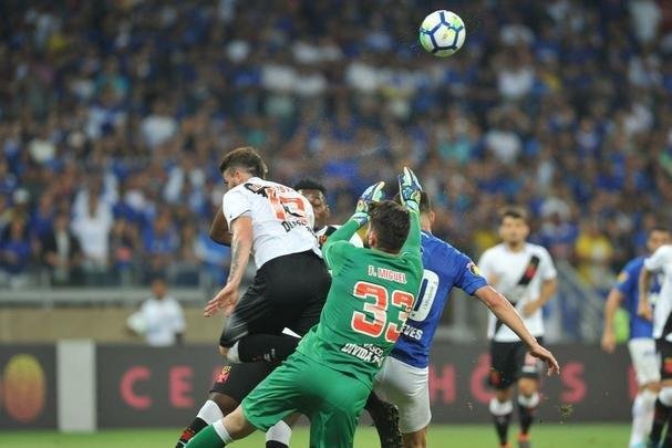 Fotos do primeiro tempo de Cruzeiro x Vasco, no Mineiro, pela 10 rodada do Campeonato Brasileiro