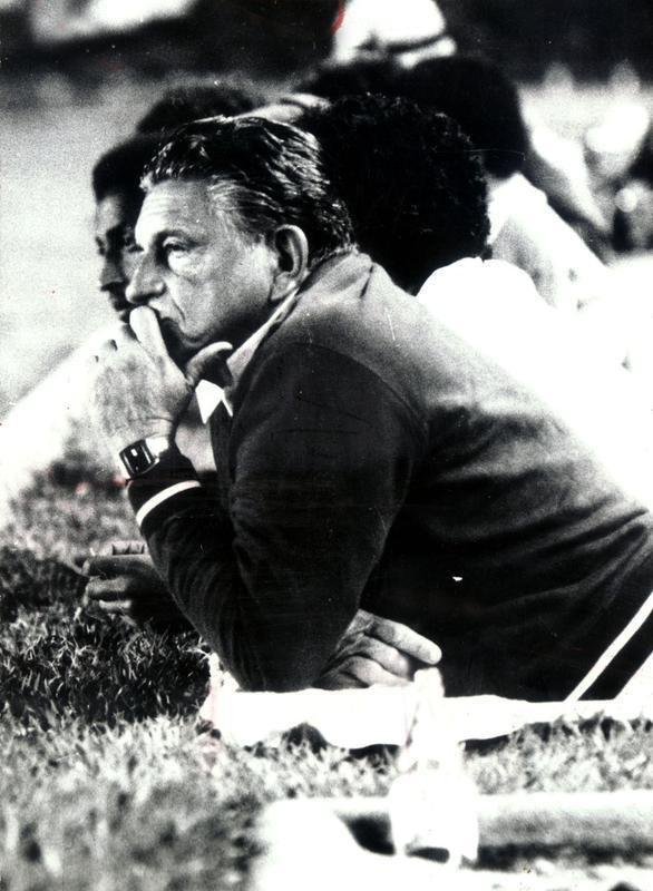 Fotos da carreira do polmico tcnico Yustrich, o Homo