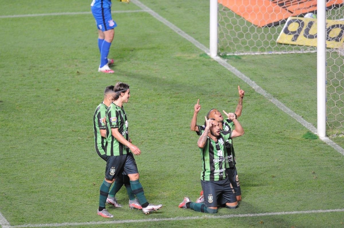 Gol de pnalti de Rodolfo deu ao Amrica o empate por 1 a 1 com o Corinthians e selou a classificao histrica s quartas de final da Copa do Brasil. Veja a festa do tcnico Lisca e dos jogadores no gramado do Independncia