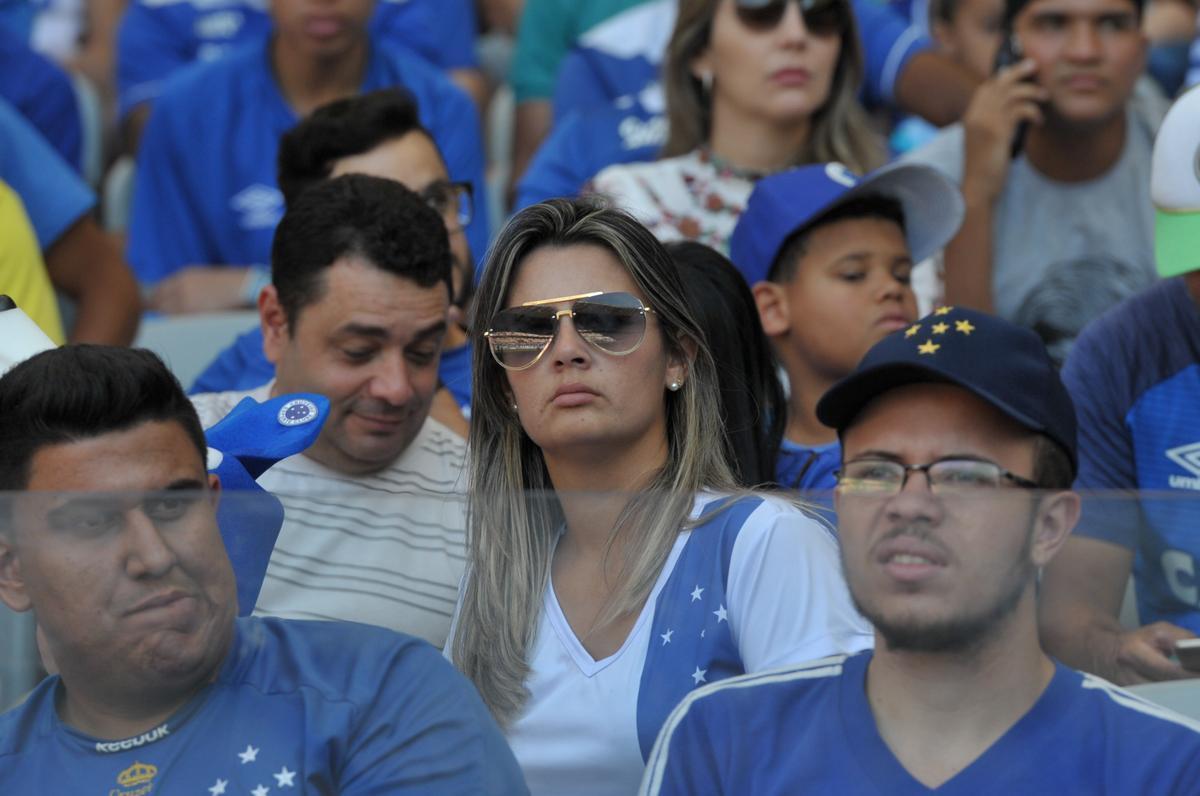Imagens das torcidas de Cruzeiro e So Paulo no Mineiro