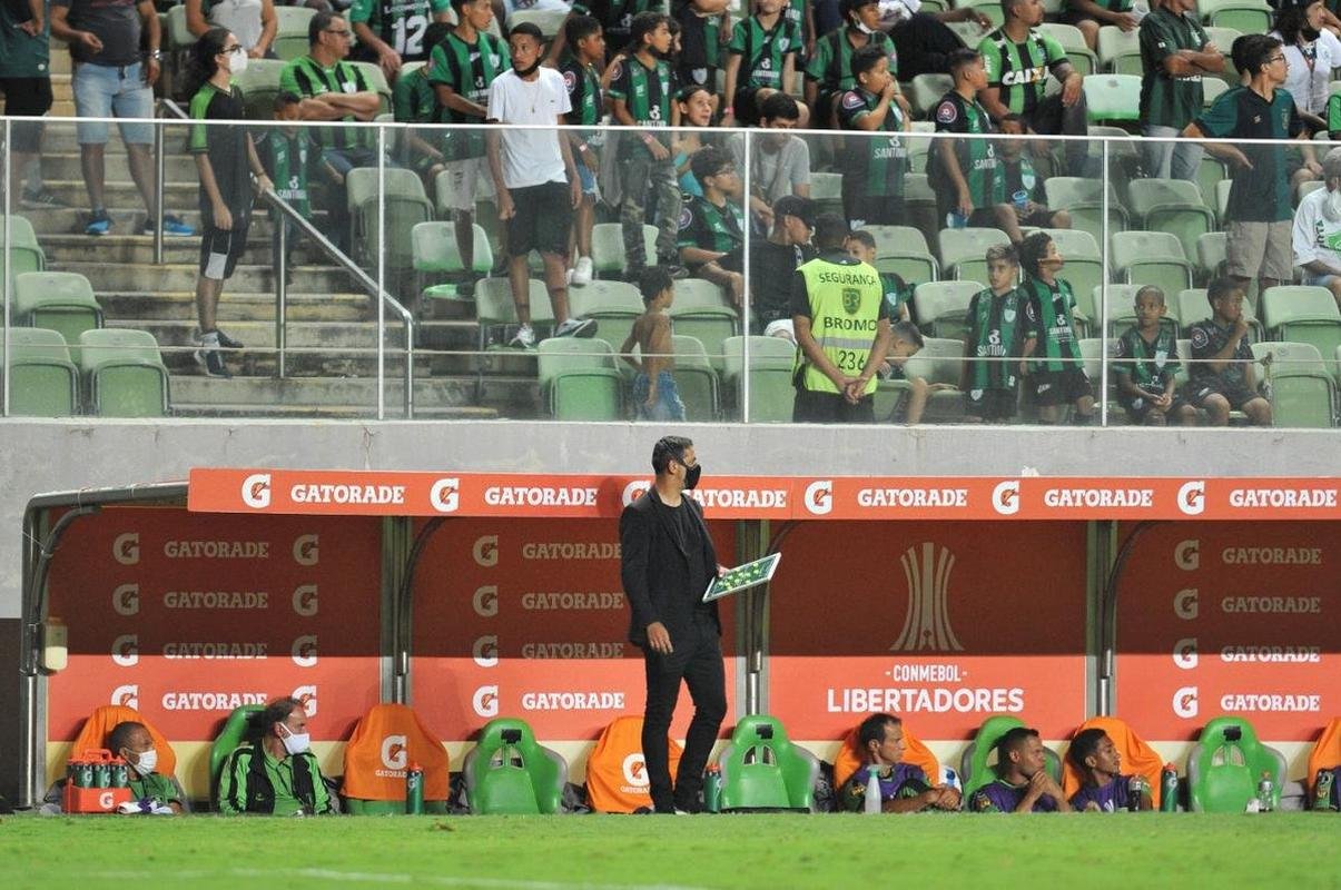 Aps derrota por 2 a 0 para o Del Valle, torcida do Amrica protestou no Independncia e pediu a sada do tcnico Marquinhos Santos. Jogo marcou estreia do Coelho no Grupo D da Copa Libertadores