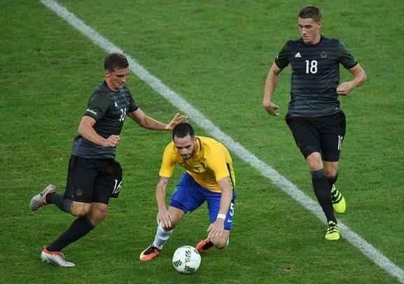 Confronto entre brasileiros e alemães pela final olímpica foi disputado no Estádio Maracanã